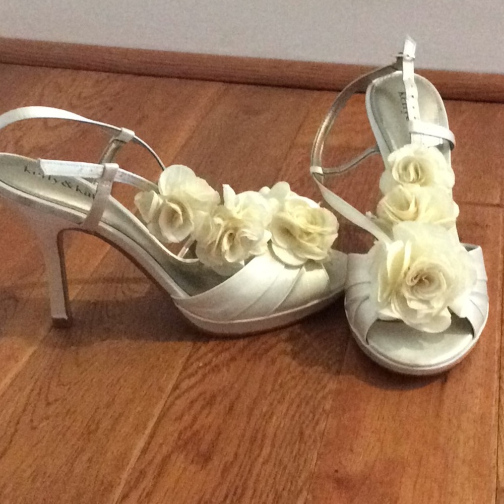 Strappy flowered pumps